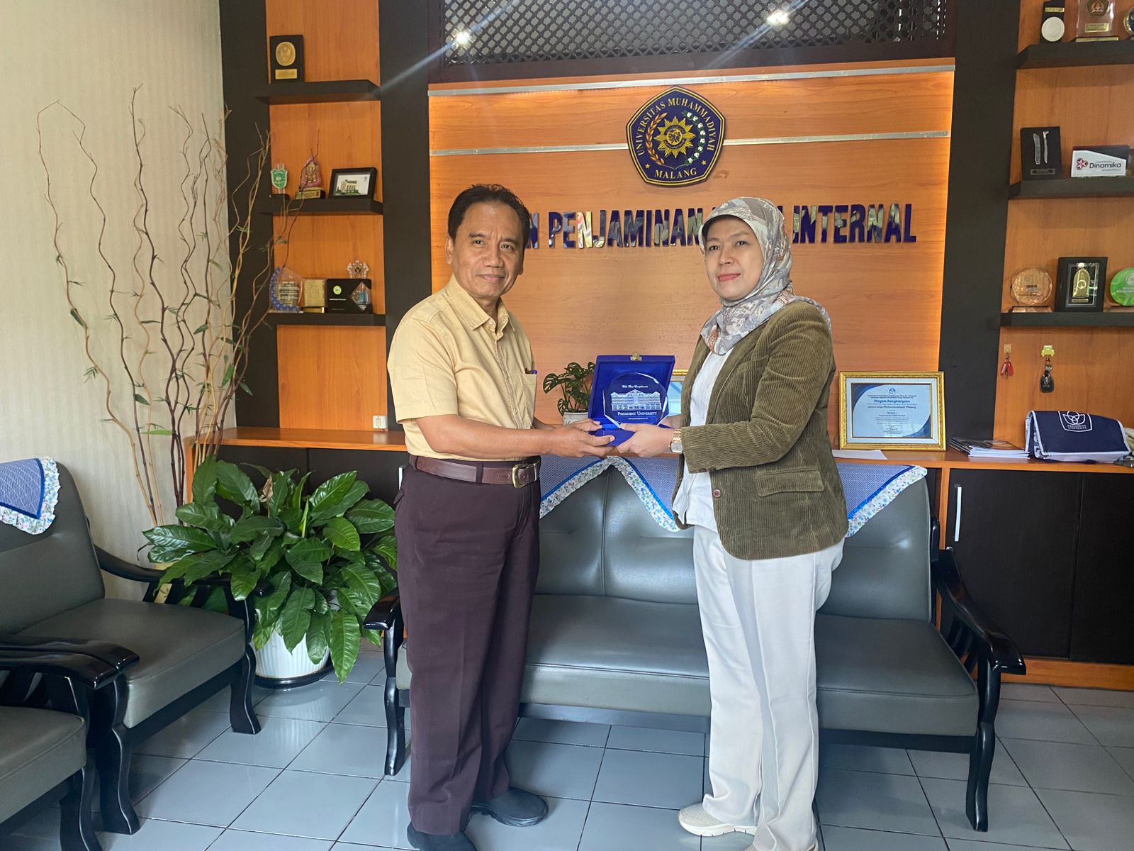 Penyerahan plakat kenang-kenangan dari President University kepada Universitas Muhammadiyah Malang